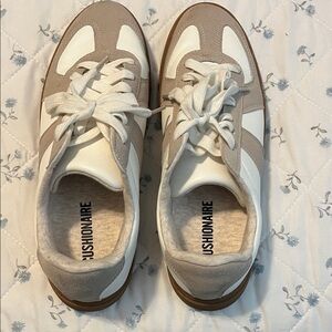 Cushionaire Women's White & Taupe Athletic Sneakers size 9.5